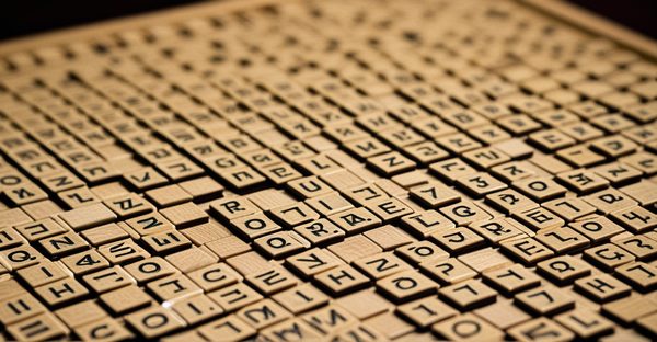 Aide scrabble en ligne : astuces pour des mots gagnants